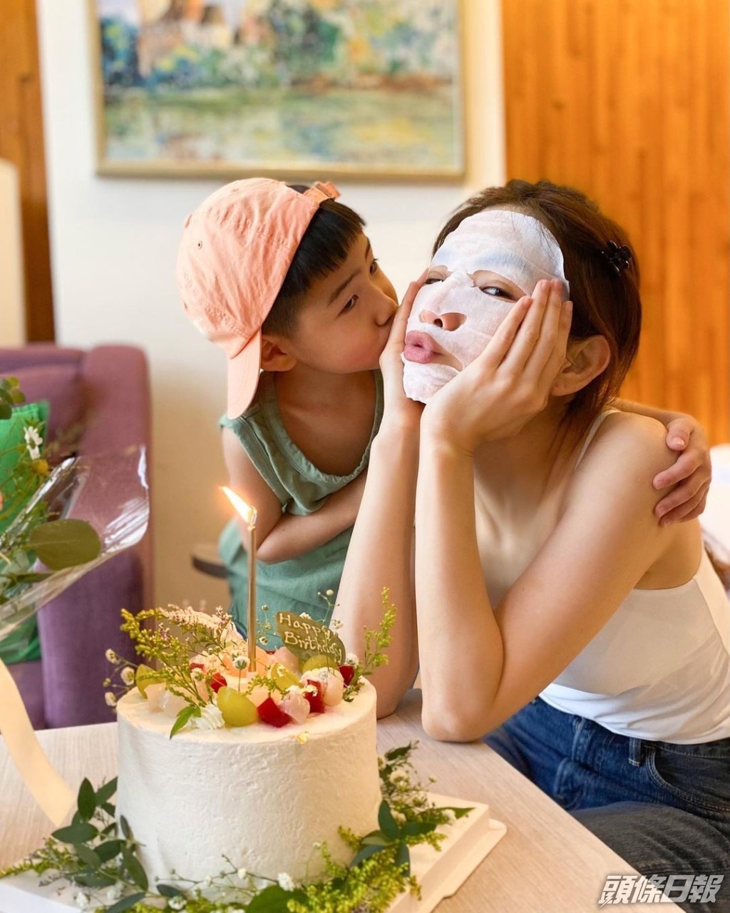 勁寶向媽咪Ella送吻。